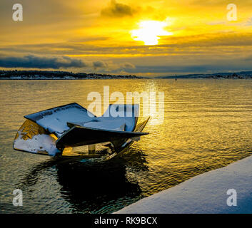 Vista sul fiordo di Oslo durante il tramonto con un metallo, snowy scultura in acqua Foto Stock