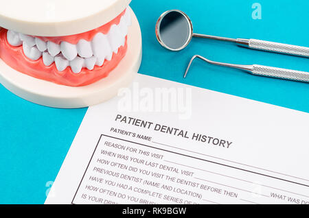 Storia dentale forma con il modello di dente e strumenti odontoiatrici. Salute dentale e denti il concetto di cura. Foto Stock