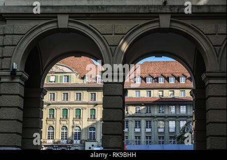 Bern, Svizzera - Ott 22, 2018. Vecchi edifici del centro cittadino di Berna, Svizzera. Berna è de facto la capitale della Svizzera, a cui fa riferimento la SWI. Foto Stock