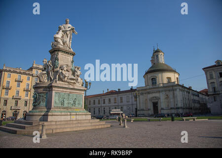 Dettaglio della statua in Piazza Carlo Emanuele II Foto Stock