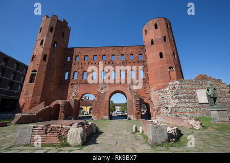 SRemains del romano Torri Palatine (Porte Palatine) nel centro della città di Torino, Italia Foto Stock