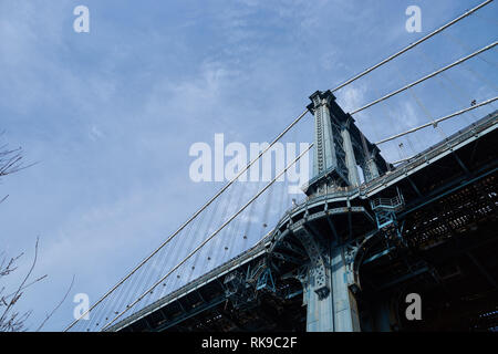 NEW YORK, Stati Uniti d'America - circa marzo, 2016: Manhattan Bridge di giorno. Brooklyn è il più popoloso della città di New York in cinque boroughs. Foto Stock