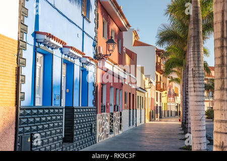 Tenerife. Case colorate e palme sulla strada di Puerto de la Cruz town, Tenerife, Isole Canarie, Spagna. Foto Stock