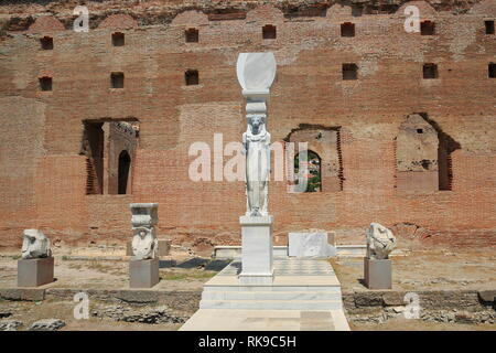 Pergamon, nel cortile della Basilica costruita per gli dèi di Egitto nel II secolo D.C.; Dea,la statua del leone con testa di Sekhmet. Foto Stock