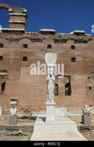 Pergamon, nel cortile della Basilica costruita per gli dèi di Egitto nel II secolo D.C.; Dea,la statua del leone con testa di Sekhmet. Foto Stock