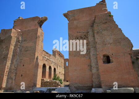 Pergamon, Turchia. La struttura denominata Red cortile o la Basilica fu costruita per commemorare la divinità egiziane nel II secolo D.C. Foto Stock