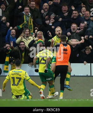 Norwich City's Teemu Pukki (destra) punteggio celebra il suo lato il secondo obiettivo del gioco durante il match di Premier League a Carrow Road, Norwich. Foto Stock