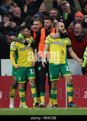 Norwich City's Teemu Pukki (destra) punteggio celebra il suo lato il secondo obiettivo del gioco durante il match di Premier League a Carrow Road, Norwich. Foto Stock