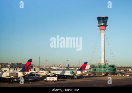 Delta aeromobili parcheggiati in prossimità della torre in aeroporto di Heathrow - Londra, Regno Unito Foto Stock