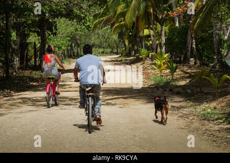 La navigazione le strade sterrate lungo la costa sulla isola di Colon in Bocas Del Toro arcipelago, Panama Foto Stock