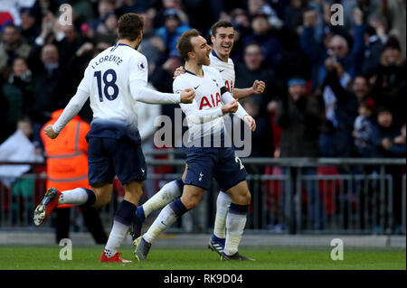 Tottenham Hotspur Christian Eriksen celebra dopo egli punteggi a mettere il suo lato 2-0 durante il match di Premier League allo Stadio di Wembley, Londra. Foto Stock