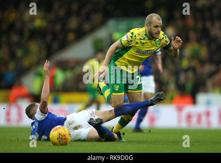 Norwich City's Teemu Pukki (destra) e Ipswich Town Matthew Pennington battaglia per la sfera durante il cielo di scommessa match del campionato a Carrow Road, Norwich. Foto Stock