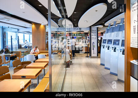 Parigi - Agosto 08, 2015: interno del ristorante McDonald's all'aeroporto di Orly. McDonald's è il più grande del mondo di catena di hamburger fast food e ristoranti Foto Stock