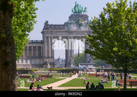 Arco Trionfale, (Giubileo Parc du Cinquantenaire) con partecipanti rilassante sull'erba Bruxelles, Belgio, Europa Foto Stock