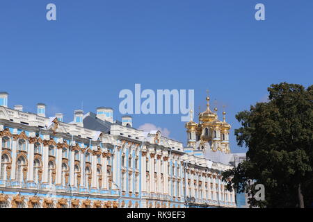 ST. PETERSBURG, Russia - 09 1, 2018: cupole dorate del Palazzo di Caterina. Foto Stock