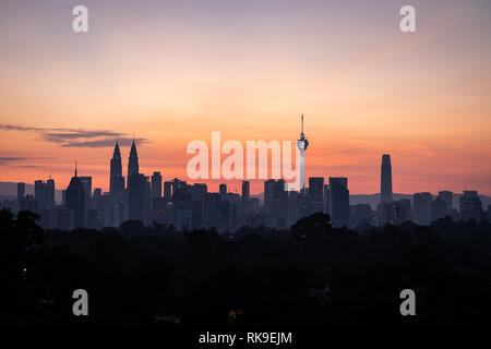 I punti di riferimento di Kuala Lumpur appena prima del sorgere del sole Foto Stock