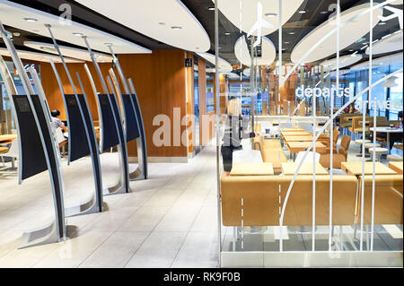 Parigi - Agosto 08, 2015: interno del ristorante McDonald's all'aeroporto di Orly. McDonald's è il più grande del mondo di catena di hamburger fast food e ristoranti Foto Stock