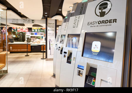 Parigi - Agosto 08, 2015: interno del ristorante McDonald's all'aeroporto di Orly. McDonald's è il più grande del mondo di catena di hamburger fast food e ristoranti Foto Stock