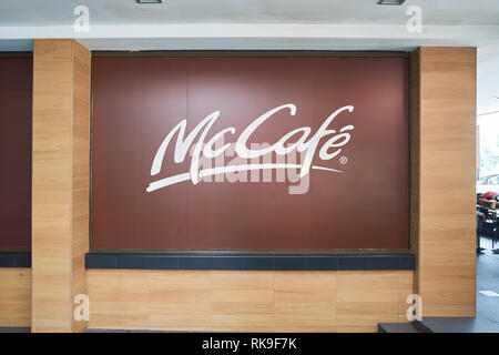 KUALA LUMPUR, Malesia - 09 Maggio 2016: il logo di McCafe sulla parete. McCafe è un caffè in stile casa di cibi e bevande, catena di proprietà di McDonald's. Foto Stock