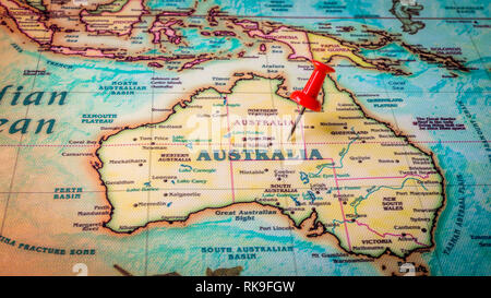 Pin di colore rosso sulla mappa di Australia Foto Stock