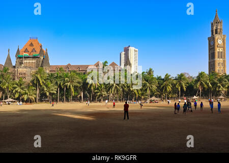 Il Maidan ovale in Mumbai, India; sullo sfondo (l a r): Bombay High Court, Bombay Stock Exchange (BSE), Rajabai Clocktower, parte dell università di Mumbai Foto Stock