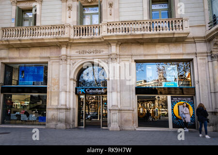 Barcellona, Spagna - Dicembre 2018: un gruppo di ragazze tramite bancomat presso Caixabank sul Passeig de Gracia Street a Barcellona. Foto Stock