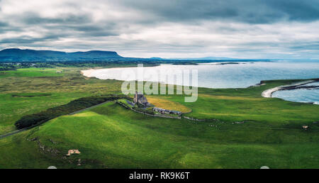 Panoramica aerea del castello Classiebawn in Irlanda Foto Stock