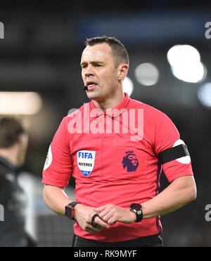 Arbitro Stuart Attwell durante la partita della Premier League tra Brighton & Hove Albion e Burnley all'American Express Community Stadium . 09 febbraio 2019 solo per uso editoriale. Nessun merchandising. Per le immagini di calcio si applicano le restrizioni di fa e Premier League inc. Nessun utilizzo di Internet/cellulare senza licenza FAPL - per i dettagli contattare Football Dataco Editorial use only. Nessun merchandising. Per le immagini di calcio si applicano le restrizioni di fa e Premier League inc. Nessun utilizzo di Internet/cellulare senza licenza FAPL - per i dettagli contattare Football Dataco Foto Stock