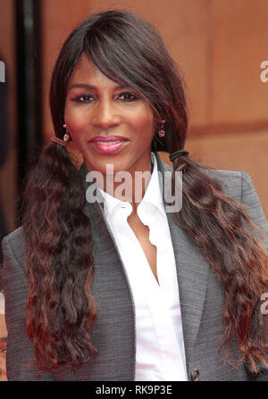 Sinitta assiste Pudsey il cane: Il film Premiere mondiale a La Vue Cinema nel quadrato di Leicester, Londra Foto Stock