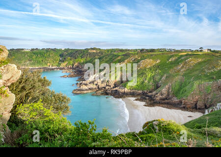 Vista su Petit Port Bay e il sud della costa scogliere di Guernsey Foto Stock