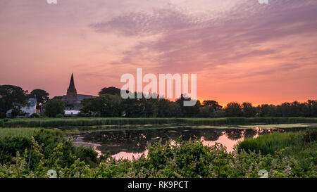 Alba su vale Chiesa e paludi Foto Stock