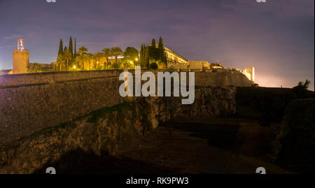 Badajoz cittadella di notte. Oriente vista laterale con porta di Merida e Espantaperros Torre Foto Stock