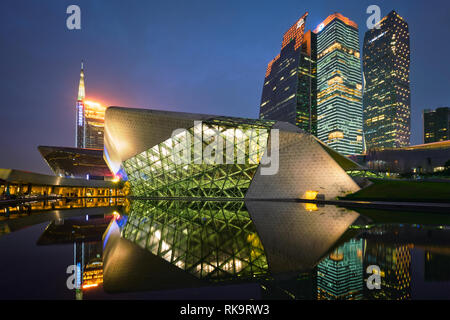 GUANGZHOU, Cina - 27 Aprile 2018: Guangzhou Opera House progettato dal famoso architetto irachena Zaha Hadid accesa durante la notte Foto Stock