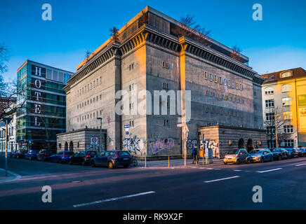 Lo storico bunker per flak della seconda guerra mondiale convertito in galleria d'arte privata illuminata al crepuscolo a Berlino, Germania, che presenta un'architettura adattiva di riutilizzo Foto Stock
