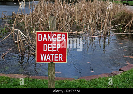 Pericolo in acqua profonda segno, in un pericoloso stagno, Grappenhall Hays Foto Stock