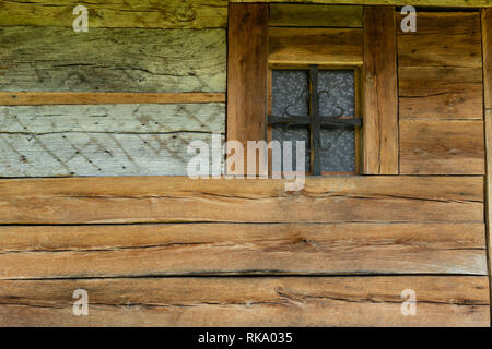 Finestra di piccole dimensioni e lo sfondo di legno e il modello vecchio legno per lo spazio e la texture. Foto Stock