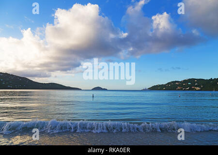 Tramonto a Magens Bay Beach di St Thomas isola. Onda di rotolamento e l'orizzonte su l'acqua al tramonto. Foto Stock