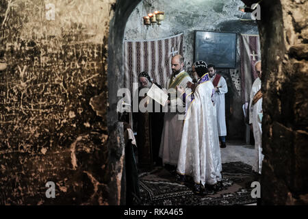 Gerusalemme, Israele. Il 10 febbraio, 2019. La Messa domenicale è condotto nella Cappella dei cristiani siriani, i giacobiti. Il "carcere di Cristo", una piccola chiesa ortodossa greca cappella all interno la chiesa del Santo Sepolcro dove Gesù era tradizionalmente incarcerati dai soldati romani prima della sua crocifissione, basato su un nono secolo monaco bizantino che hanno fatto riferimento al sito come "l'guardroom dove Cristo è stato imprigionato con Barabba", è stato recentemente riaperto dopo le riparazioni nel corso di un periodo di diversi anni a causa di un incendio che ha causato notevoli danni. Credito: Nir Alon/Alamy Live News Foto Stock