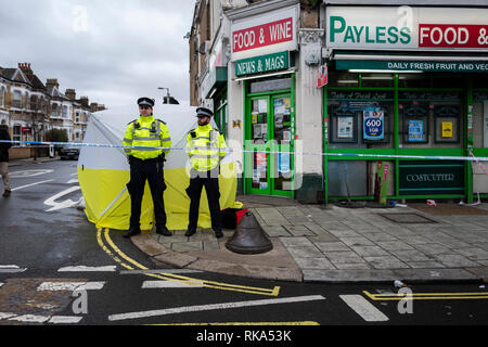 Un uomo, credeva di essere nel suo 30s è stato fatalmente pugnalato a circa 0235hrs Domenica, 10 febbraio 2019. Forze di polizia sono chiamati all'incrocio con East Dulwich Grove, SE22 dove la vittima è stato dichiarato morto in scena a 0304ore. Non vi sono stati arresti in corrispondenza di questa fase iniziale. Indagini sulle circostanze di rimanere in corso. Rapporti non confermati sono che la vittima cadde in un argomento mentre all'interno di PAYLESS Food & Wine, 24 Signoria Lane dove egli fu poi seguita al di fuori e attaccato. Foto Stock