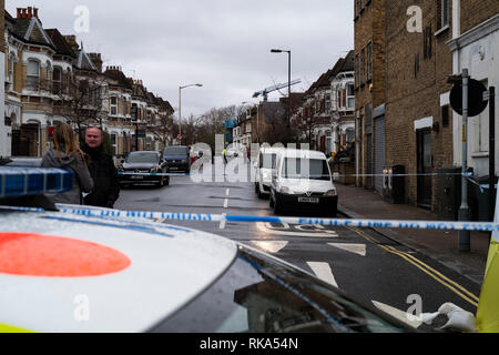 Un uomo, credeva di essere nel suo 30s è stato fatalmente pugnalato a circa 0235hrs Domenica, 10 febbraio 2019. Forze di polizia sono chiamati all'incrocio con East Dulwich Grove, SE22 dove la vittima è stato dichiarato morto in scena a 0304ore. Non vi sono stati arresti in corrispondenza di questa fase iniziale. Indagini sulle circostanze di rimanere in corso. Rapporti non confermati sono che la vittima cadde in un argomento mentre all'interno di PAYLESS Food & Wine, 24 Signoria Lane dove egli fu poi seguita al di fuori e attaccato. Foto Stock