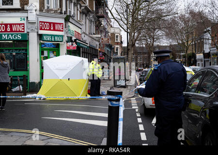 Un uomo, credeva di essere nel suo 30s è stato fatalmente pugnalato a circa 0235hrs Domenica, 10 febbraio 2019. Forze di polizia sono chiamati all'incrocio con East Dulwich Grove, SE22 dove la vittima è stato dichiarato morto in scena a 0304ore. Non vi sono stati arresti in corrispondenza di questa fase iniziale. Indagini sulle circostanze di rimanere in corso. Rapporti non confermati sono che la vittima cadde in un argomento mentre all'interno di PAYLESS Food & Wine, 24 Signoria Lane dove egli fu poi seguita al di fuori e attaccato. Foto Stock