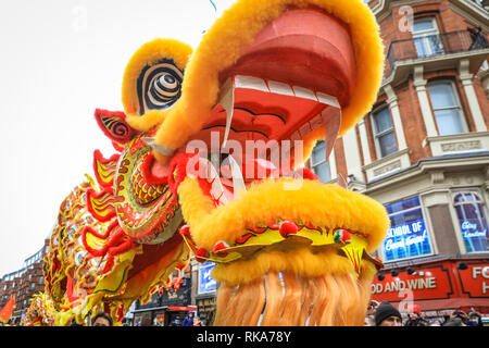Londra, UK 10 Feb 2019. Gli artisti fanno la loro strada attraverso Soho. Londra il Capodanno cinese, il più grande al di fuori di Asia, prendere posto con cortei colorati, Lion e danze del drago, una processione attraverso Soho, spettacoli culturali e visualizza in ed intorno a Chinatown, il West End e a Trafalgar Square. 2019 accoglie con favore l'anno del maiale. Credito: Imageplotter News e sport/Alamy Live News Foto Stock