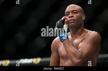 Melbourne, Australia. 10 Febbraio, 2019. Anderson Silva del Brasile reagisce durante il middleweight bout all'UFC 234 evento tra Israele Adesanya di Nuova Zelanda e Anderson Silva del Brasile a Melbourne, Australia, il 10 febbraio, 2019. Credito: Hu Jingchen/Xinhua/Alamy Live News Foto Stock