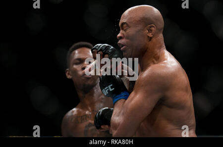 Melbourne, Australia. 10 Febbraio, 2019. Anderson Silva (R) del Brasile compete durante il middleweight bout all'UFC 234 evento tra Israele Adesanya di Nuova Zelanda e Anderson Silva del Brasile a Melbourne, Australia, il 10 febbraio, 2019. Credito: Hu Jingchen/Xinhua/Alamy Live News Foto Stock