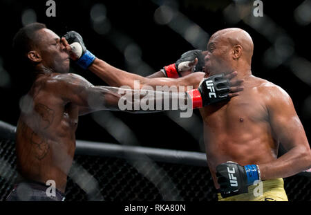 Melbourne, Australia. 10 Febbraio, 2019. Anderson Silva (R) del Brasile compete durante il middleweight bout all'UFC 234 evento tra Israele Adesanya di Nuova Zelanda e Anderson Silva del Brasile a Melbourne, Australia, il 10 febbraio, 2019. Credito: Hu Jingchen/Xinhua/Alamy Live News Foto Stock