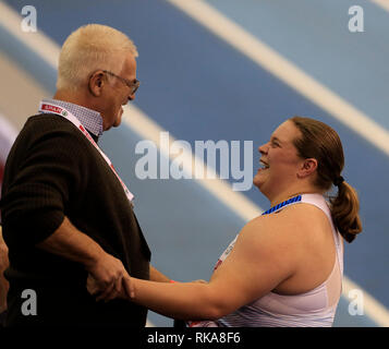 Birmingham, Regno Unito. 10 feb 2019.Spar British Indoor Athletics Championships; Sophie McKinna si congratula con il suo allenatore Mike verricello durante il giorno due del longherone Indoor Athletics Championships a Birmingham Arena Credito: Azione Sport Plus/Alamy Live News Foto Stock