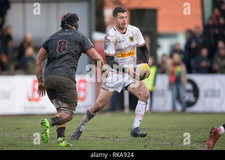 Bruxelles, Belgio. 09Feb, 2019. Rugby: EM, Divisione 1A, Giornata 1: Belgium-Germany. La folla è crollato. Raynor Morbo di Parkinson (Germania, 10) viene attaccato da William Van Bost (Belgio, 8). Il tedesco della nazionale di rugby ha perso con 22:29 (7:12). Credito: Jürgen Kessler/dpa/Alamy Live News Foto Stock