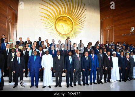 Etiopia ad Addis Abeba. 10 feb 2019. I partecipanti di scattare una foto di gruppo durante la trentaduesima Unione Africana (AU) vertice dei capi di Stato e di governo di Addis Abeba, Etiopia, il 10 febbraio, 2019. La XXXII Unione Africana (AU) vertice dei capi di Stato e di governo hanno aperto la domenica presso la sede centrale di AU in Etiopia la capitale Addis Abeba. Due giorni di sessione viene tenuto sotto il tema dell'anno 2019, 'rifugiati, rimpatriati e sfollati: verso la ricerca di soluzioni durature per la dislocazione forzata in Africa.' questioni legate al dislocamento forzato e dei rifugiati in Africa nonché Credit: Xinhua/Alam Foto Stock