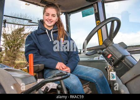 Timogeague, Cork, Irlanda. 10 Febbraio, 2019. Ellen Nyhan, Ballinspittle che hanno preso parte al West Cork aratura match di associazione che si è tenuta a Timoleague, Co. Cork, Irlanda Credito: David Creedon/Alamy Live News Foto Stock