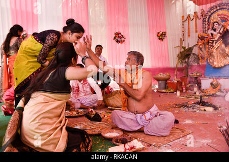 Assam, India. 10 feb 2019. I devoti prende la benedizione di un sacerdote durante la Saraswati Puja a Handique ragazze College di Guwahati, Assam Domenica, 10 feb. 2019. Vasant Panchami giorno è dedicato a Saraswati, la dea della conoscenza, musica, arte, scienza e tecnologia. Dea Saraswati è adorato su Vasant Panchami giorno. Foto: DAVID TALUKDAR. Credito: David Talukdar/Alamy Live News Foto Stock